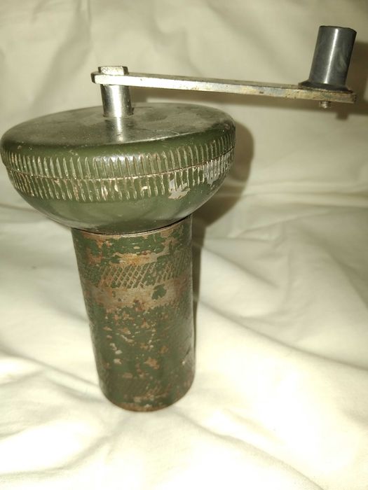 Продавам антична мелачка за кафе и подправки.