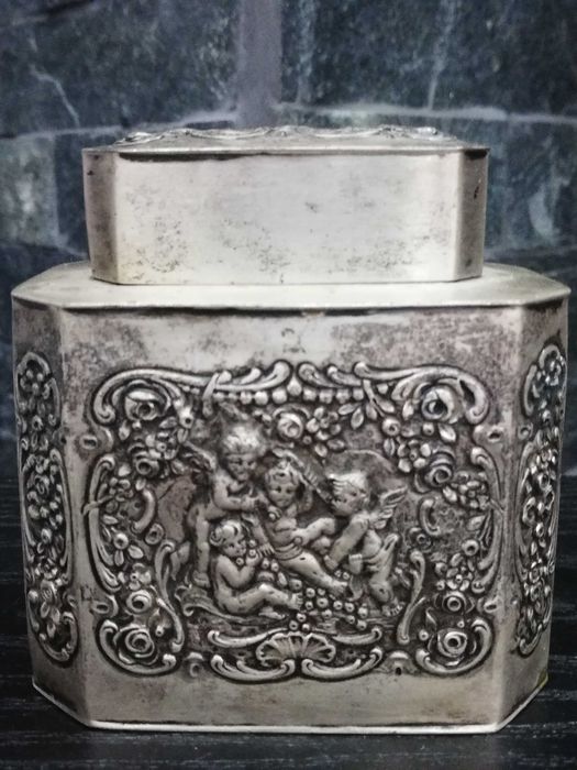 Антична сребърна кутия