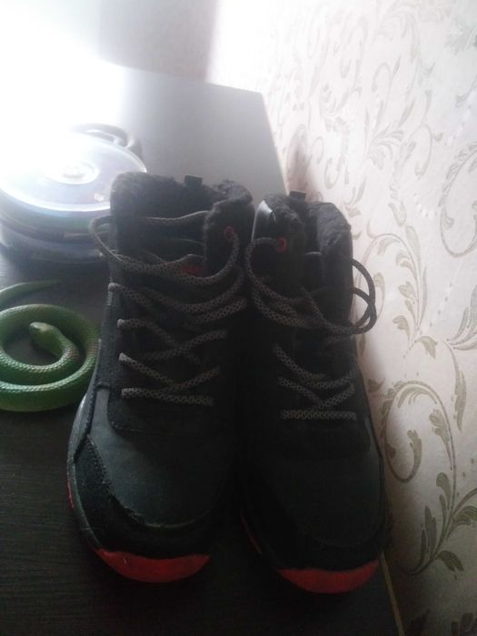 Продам зимние кроссовки (36 размер)