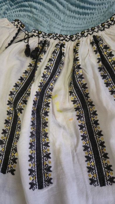 Costum popular autentic din zona olteniei,pentru o fetita de pana in 10 ani ,facut manual cu o vechime de 80 de ani