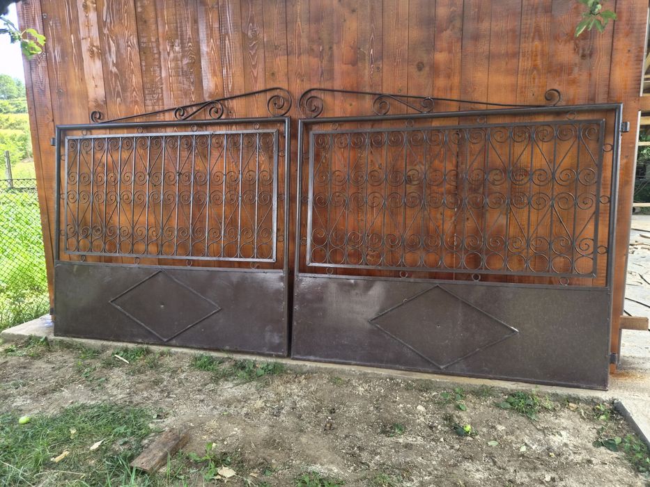 Vând porți metalice din fier  – robuste și elegante