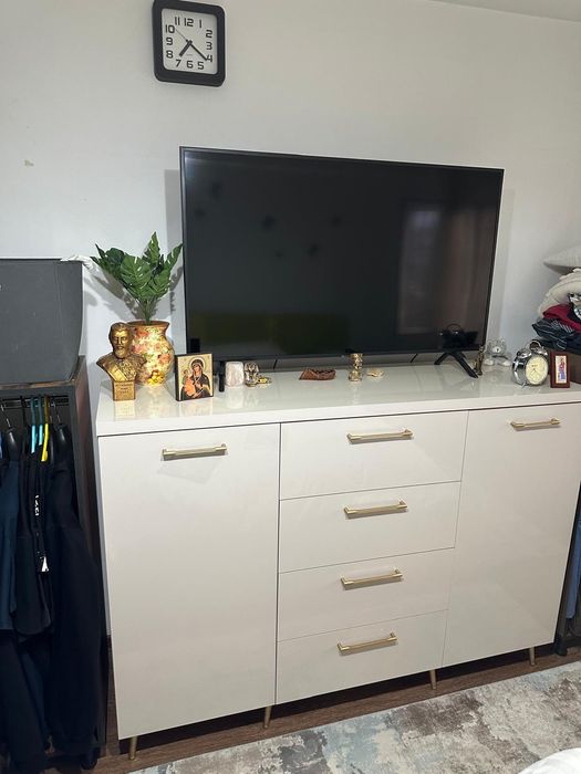 Mobilier de camera  700 ron comoda tv din mdf lucios cu 3 sertare si 2 uși cu amortizoare 700 ron pat din pal dimensiuni saltea 2000x1600  la 500 ron
