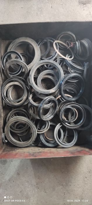 Целый пакет сальников,  размеры не знаю , не магазин