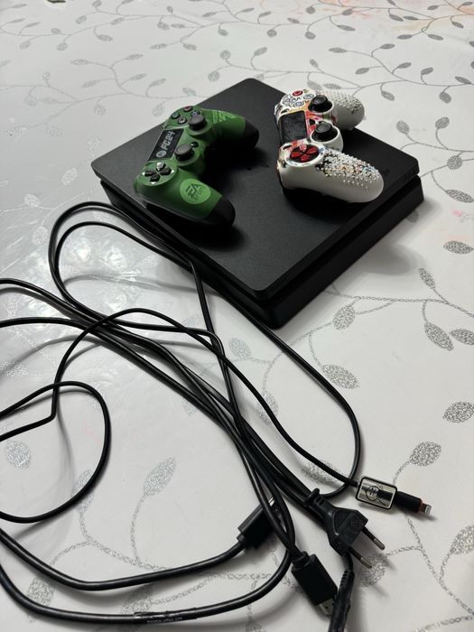 Ps4 продам срочно! 2 джостика и много игры