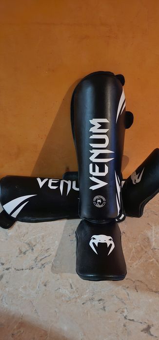 Manusi si Tibiere VENUM