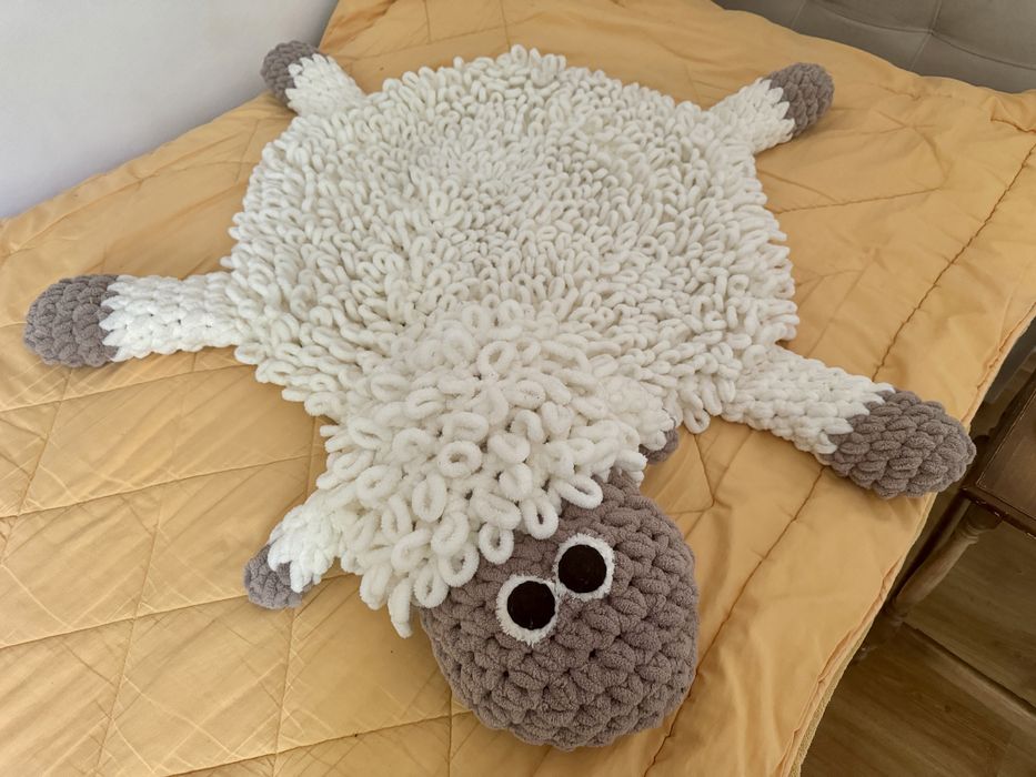 Ръчно плетено килимче овчица и одеалце