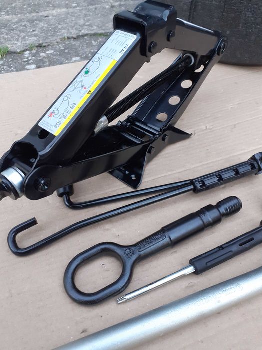 Cric,cheie de roti,cui-tractare VW Passat B8, SKODA Superb, Octavia