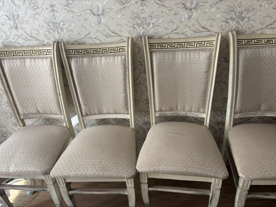 Стол со стульями