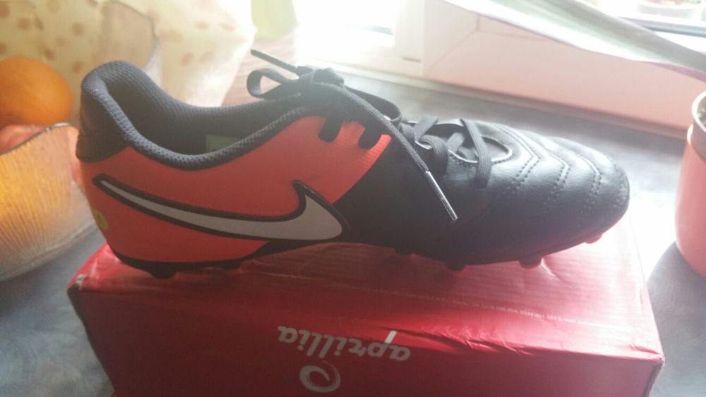 Ghete footbal Nike şi Adidas 37 şi 38 - vedeţi FOTO