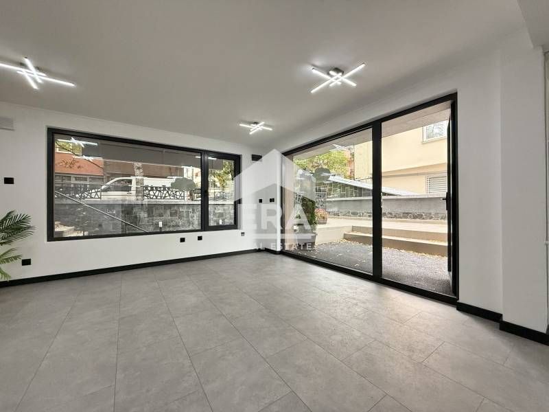 Търговски обект с двор и веранда за продажба до хотел Маринела, кв. Ло