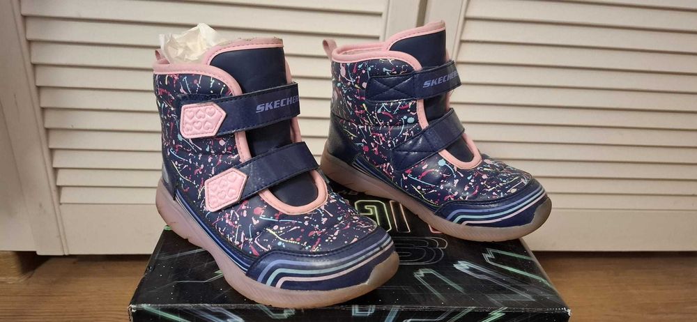 Cizme Skechers pentru fete marime 28 in stare buna