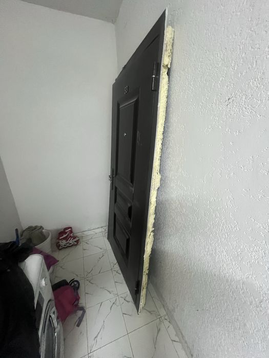 Входная дверь .