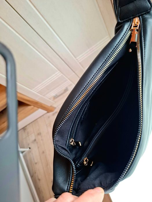 Дамска черна чанта със златист елемент