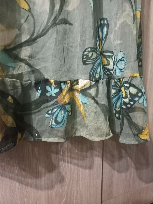 Rochie lungă,  elegantă,  cu volan la tiv .