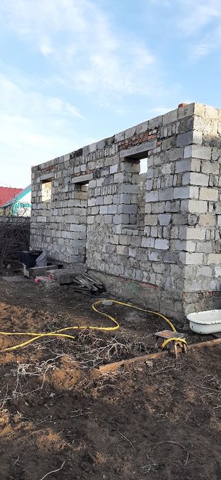 Продам недостроеный дом  в городе