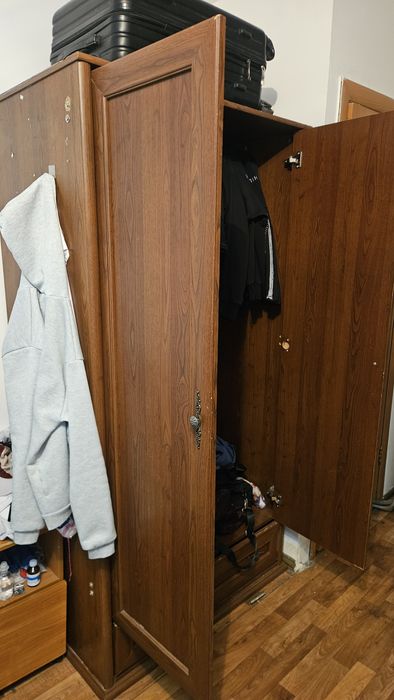 2 шкафа вместе с стульями