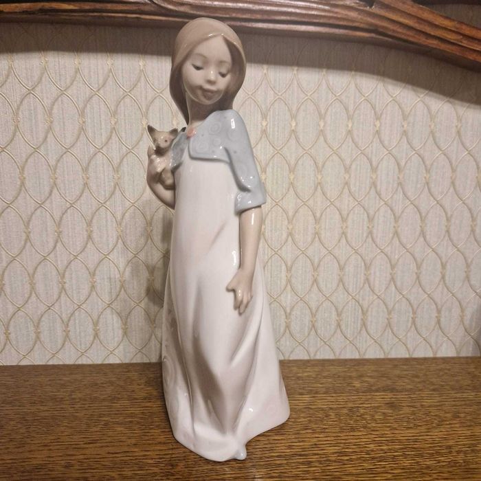 NAO  фарфоровая статуэтка