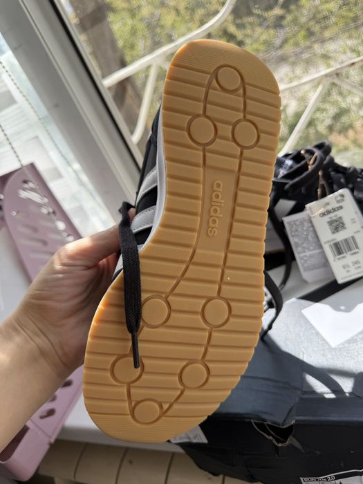 Срочно продам Adidas кроссовки