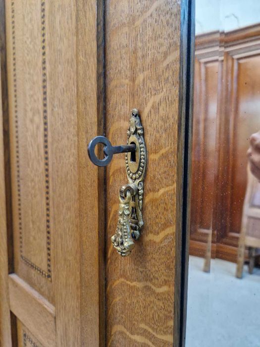 Дъбов френски гардероб с огледало и месингови орнаменти, два броя