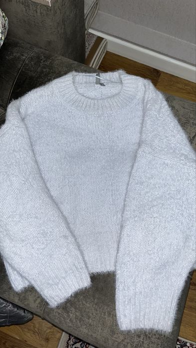 Светлый вязаный свитер