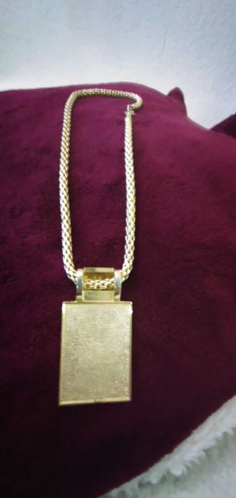 Продавам колие с плочка