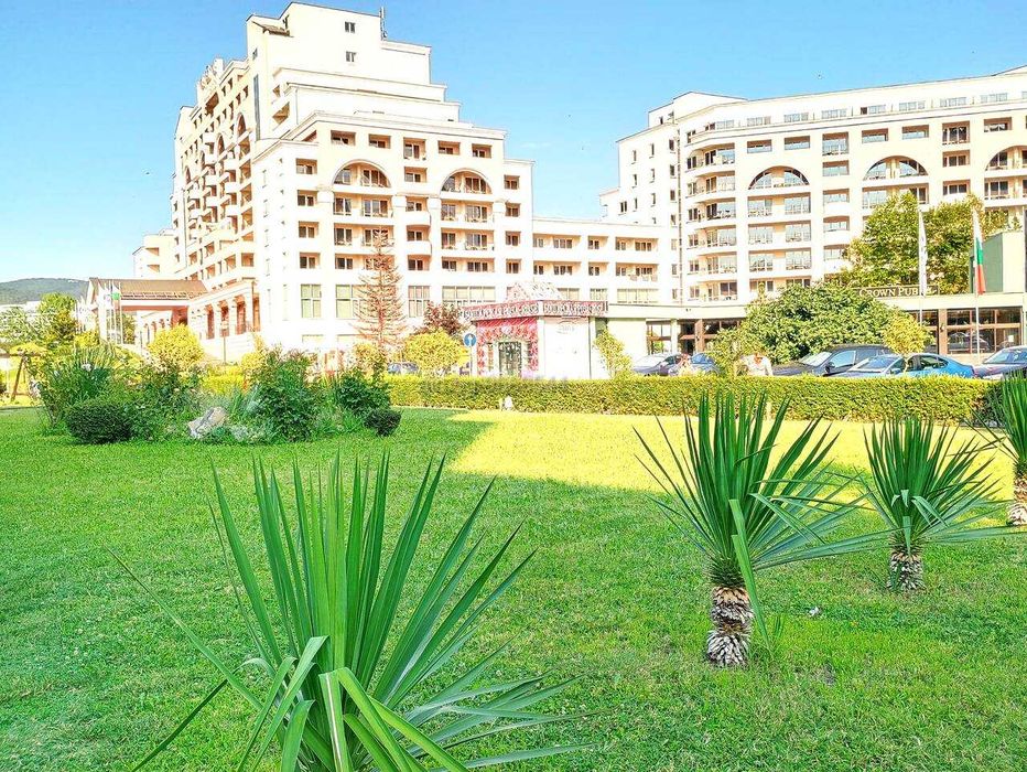 ТОП НАЕМ / Апартамент с  веранда на 100 метра от плажа с басейн, Плаза