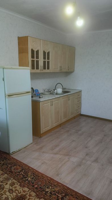 На подселение девушку жыть вместе.