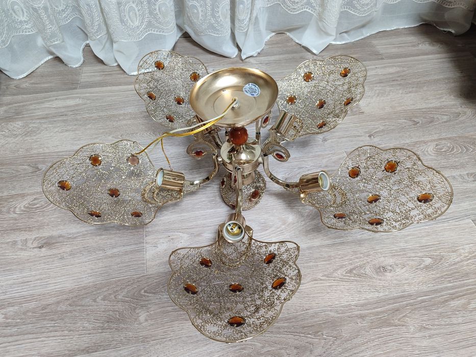 Продам люстру в отличном состоянии