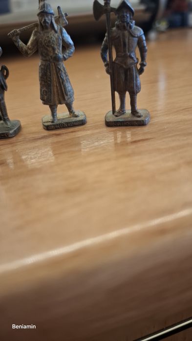 Vând lot de 4 figurine metalice originale Kinder Surprise (Ferrero)
