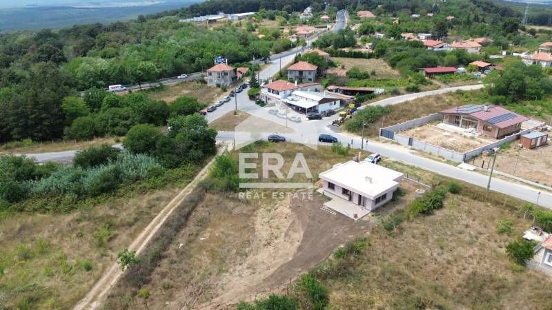 Едноетажна новопостроена къща за продажба, с три спални и двор, в с. Г