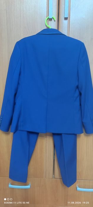 Продам школьный костюм