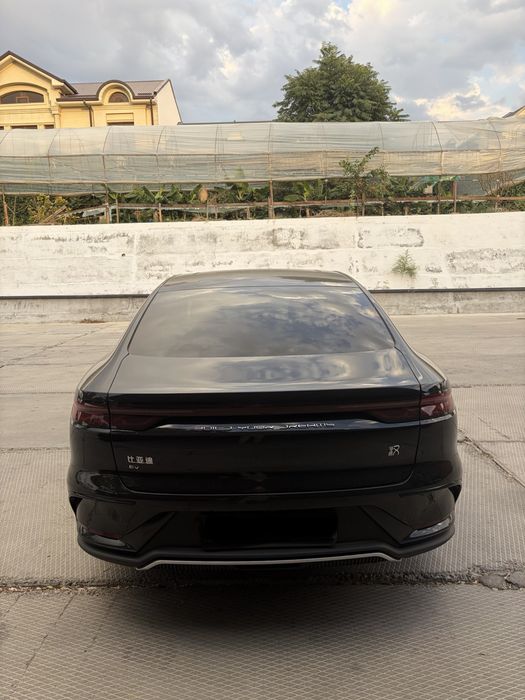 BYD Han 2023 года.