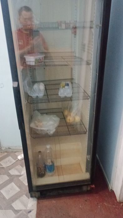 Продается витринный холодильник