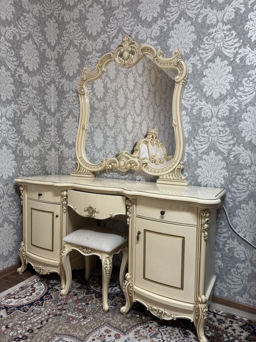 Продаю Спальный гарнитур