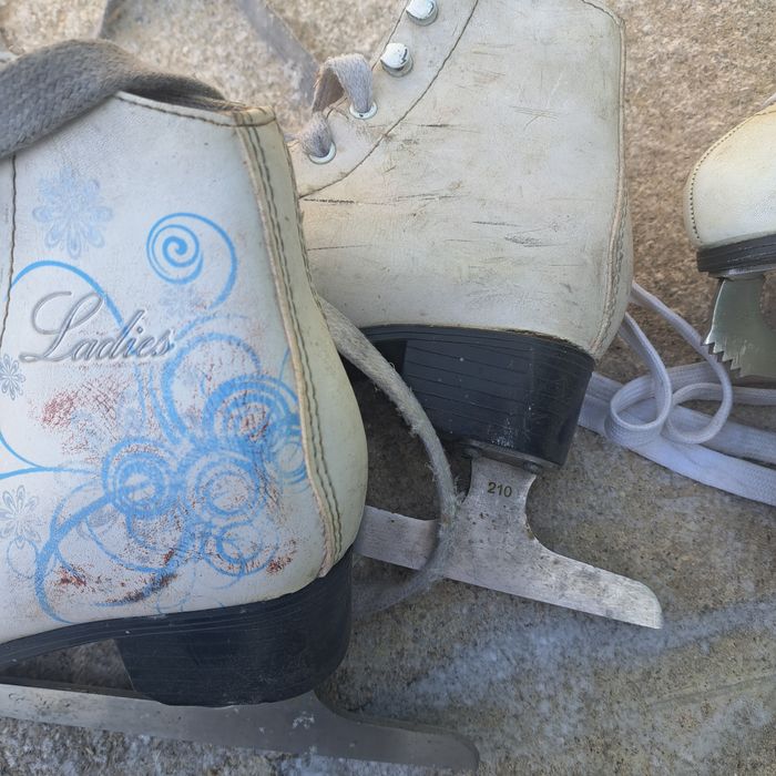 Коньки женские фигурные