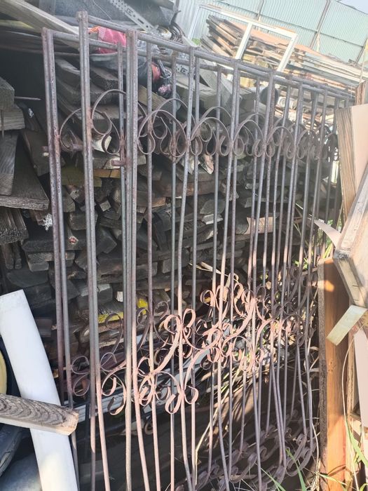 Решетки для окон и канализационные трубы