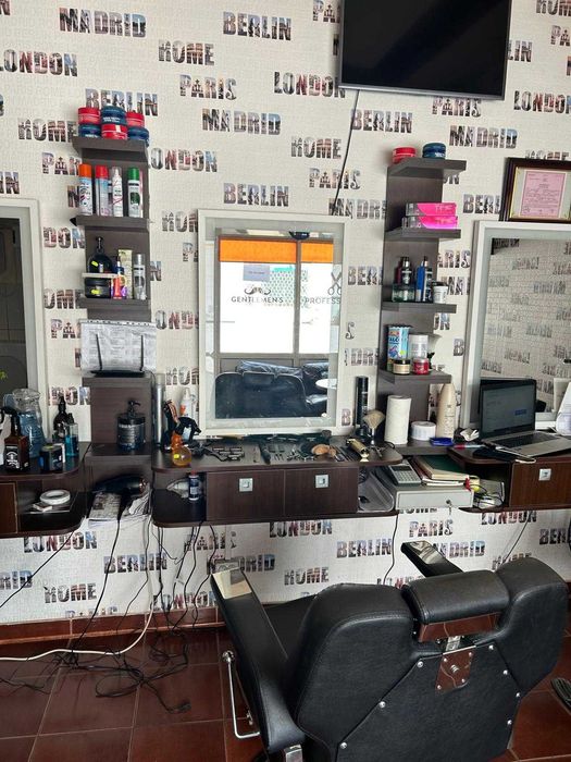 Frizerie complet utilata  ,cu tot cu firma