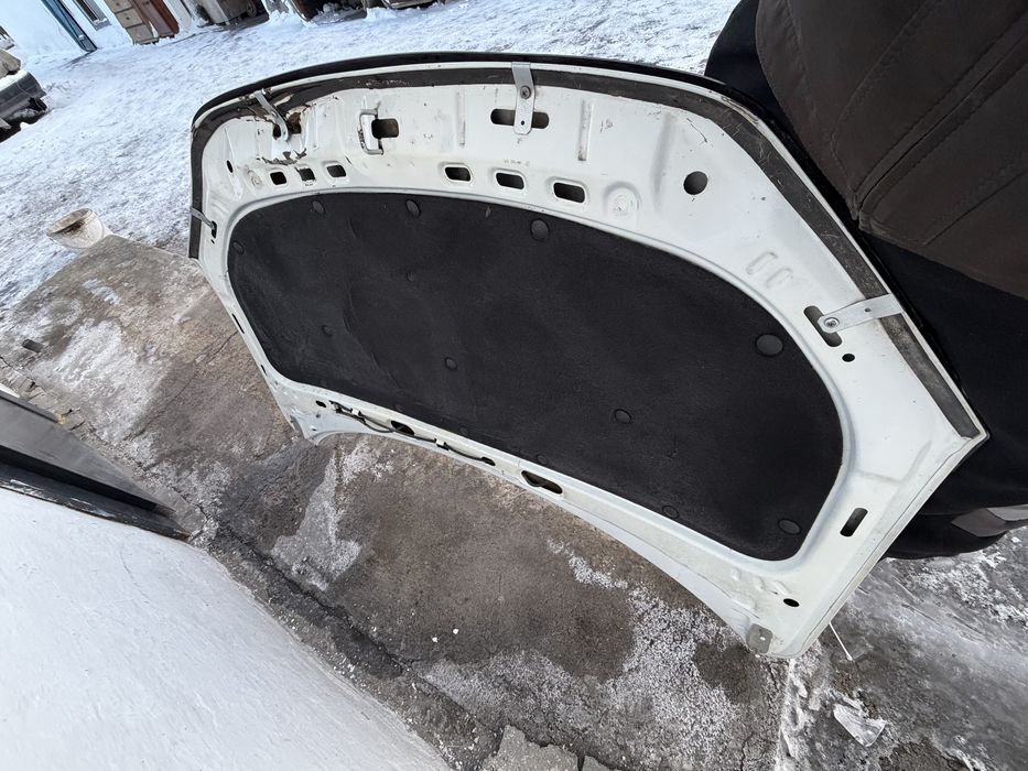 Капот на Гранту