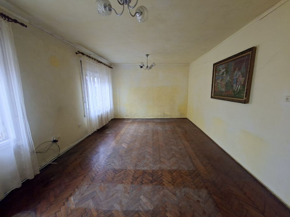 Vând apartament 3 camere, etaj casă