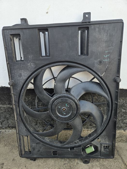 Диффузор радиатора с вентилятором. На Geely Emgrand.