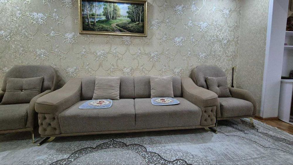 Мебель (стол, диван, кресла, полка под телевизор)