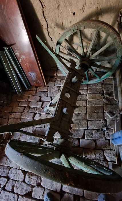 Caruta decorativa pe sine de lemn