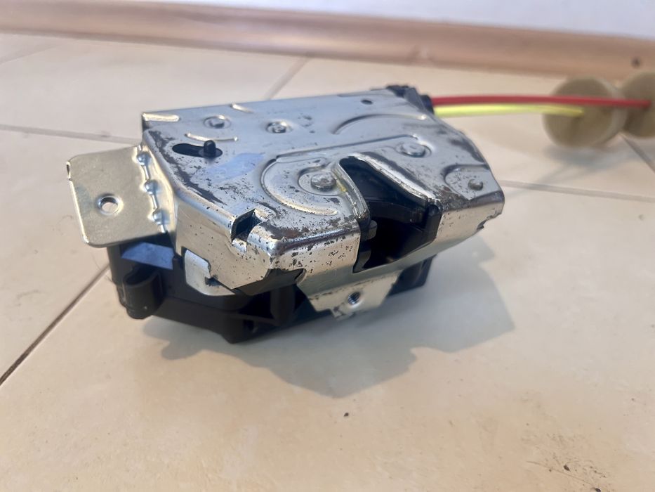 Заключващ механизъм за багажник на Мерцедес Е Class/ML- (5 врата)