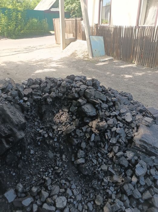 Перекидаю уголь в углярку