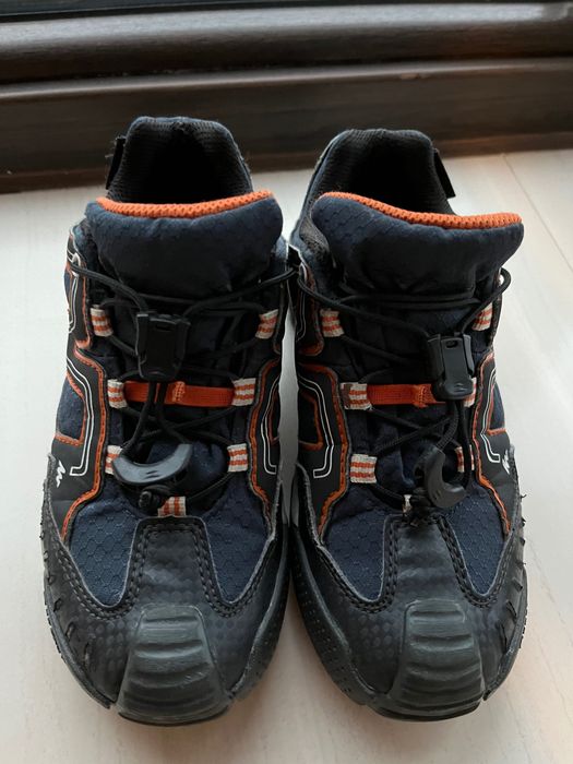 Vând pantofi mărimea 32 material respirant si waterproof