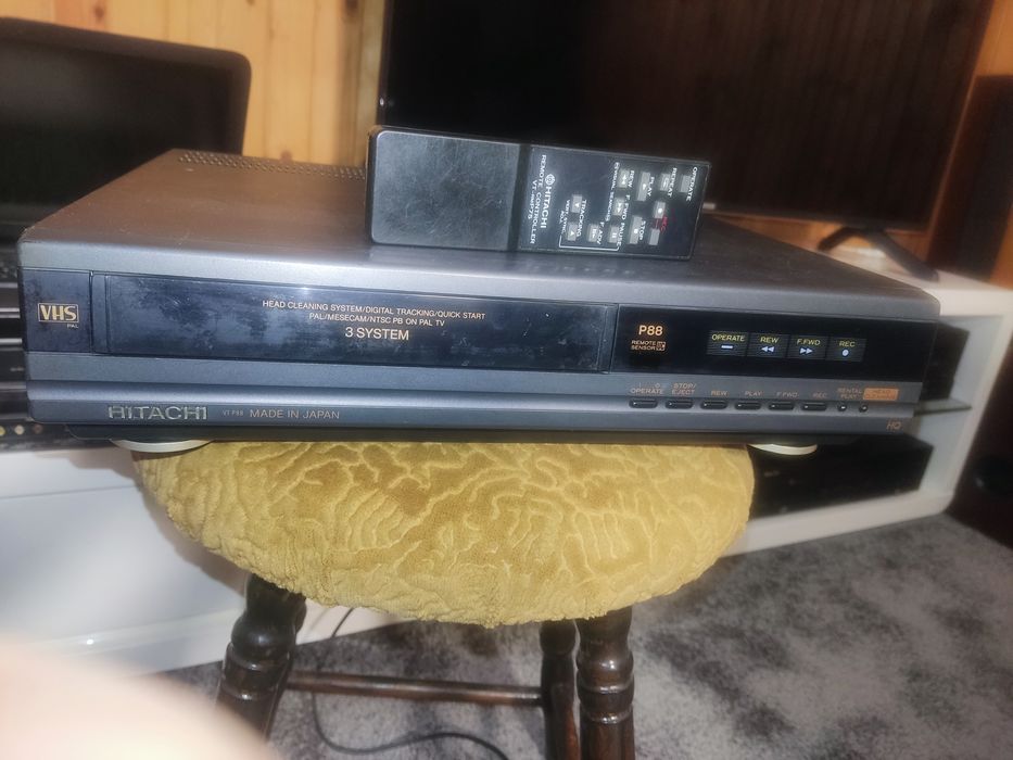 Продавам записващ видеокасетофон.