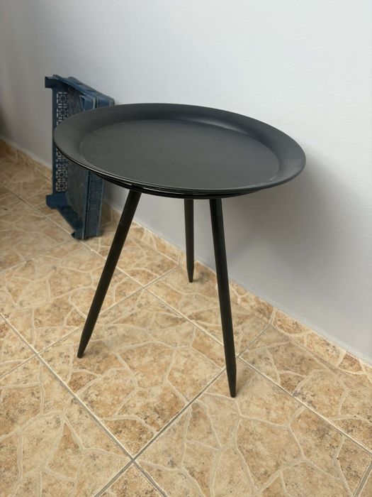 Продавам помощна маса черна