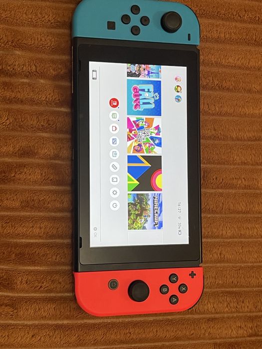 Consola Nintendo Switch  cu JOY-CONS Red/Blue