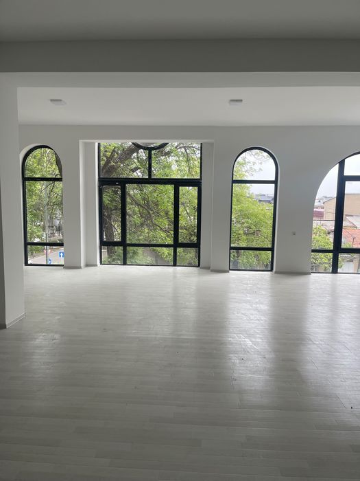 Сдам здание более  1200 кв м 3 этажа в центре города