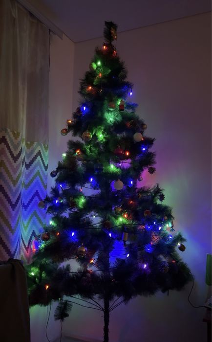 Продам елку 2 метра с мишурами и с гирляндами